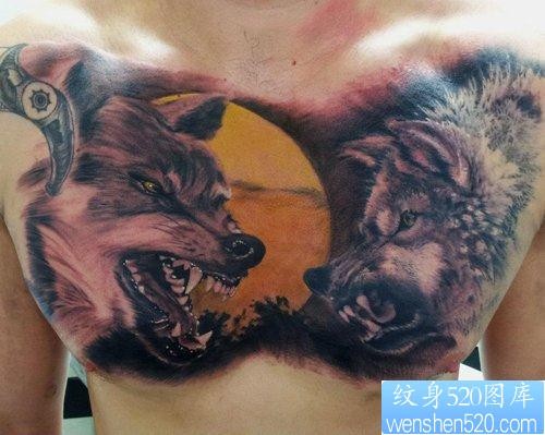 男生胸前凶悍的狼头纹身作品
