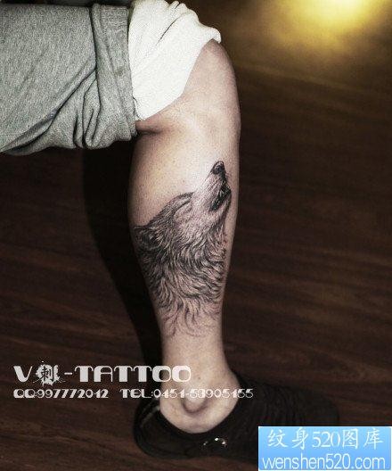 男人腿部超酷经典的黑白狼头纹身作品