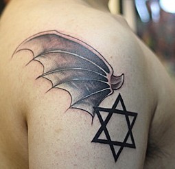 男士手臂上的恶魔翅膀纹身图案