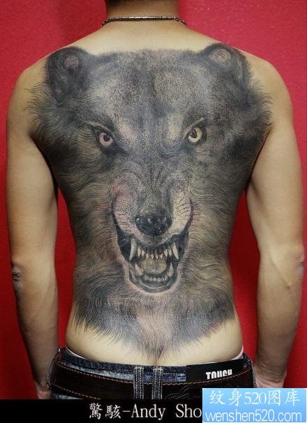 男人后背很酷经典的满背狼头纹身作品