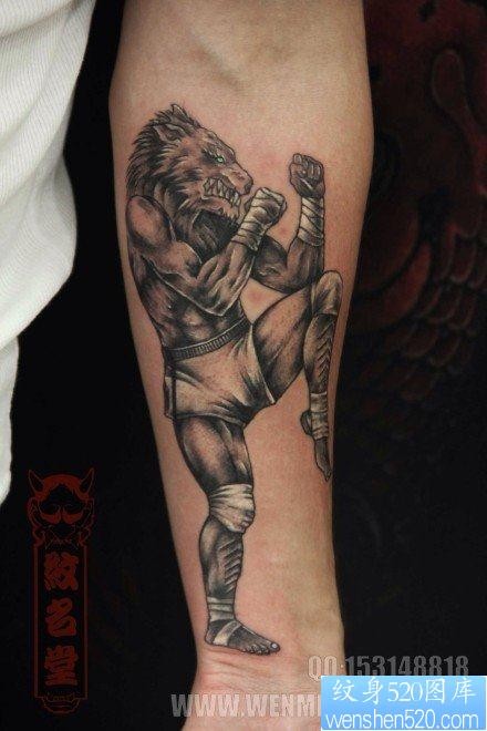 一幅很酷经典的狼人纹身作品