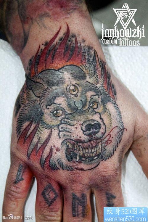 手背很酷经典的狼头纹身作品