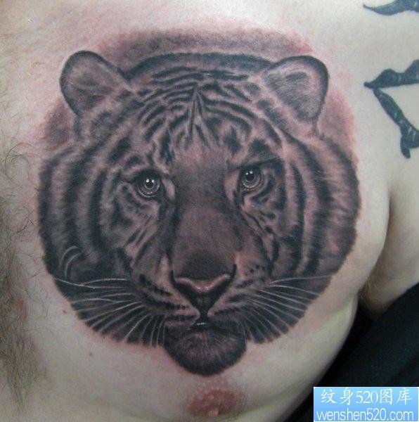 胸口上一幅霸气的虎头纹身图片