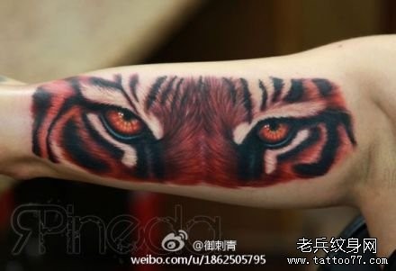 手臂内侧超酷的一幅虎头纹身图片