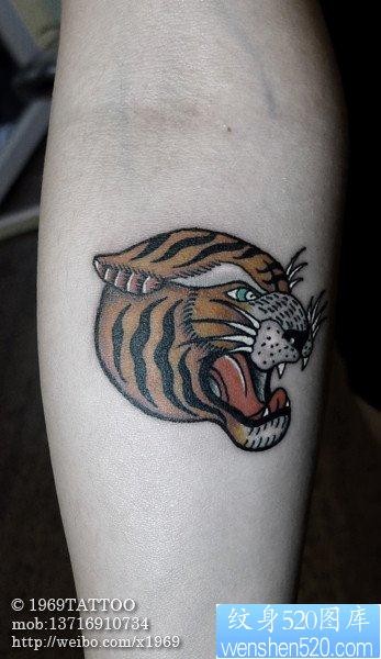 手臂一幅时尚的school风格的虎头纹身图片