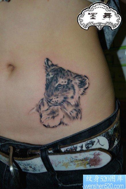 女人腹部呆呆的黑白小老虎纹身图片