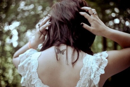 女性背部蝴蝶刺青