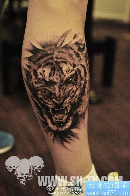 男生腿部霸气超酷的虎头纹身图片