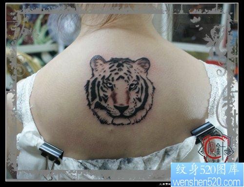 女人背部经典的抽象的虎头纹身图片