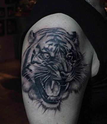 手臂霸气的老虎头纹身图片