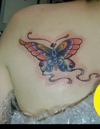 背部左肩的一只小蝴蝶