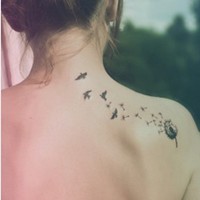 女性背部小鸟刺青