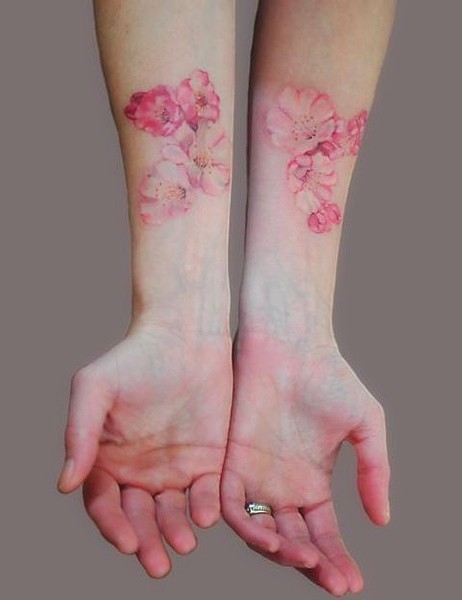女性手臂彩色桃花3D刺青