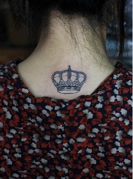 女士后脖子上的个性皇冠纹身图案