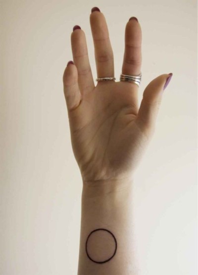 女性手臂圈圈图形刺青