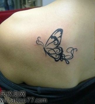 美女背部经典唯美的图腾蝴蝶纹身图片