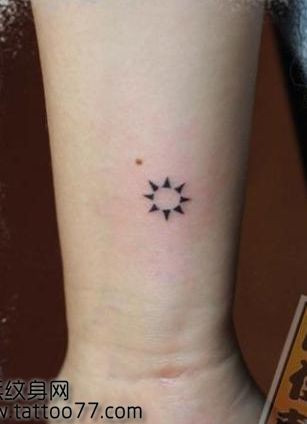 潮流小巧的图腾小太阳纹身图片