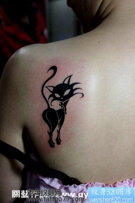 美女肩部潮流可爱的图腾猫咪纹身图片