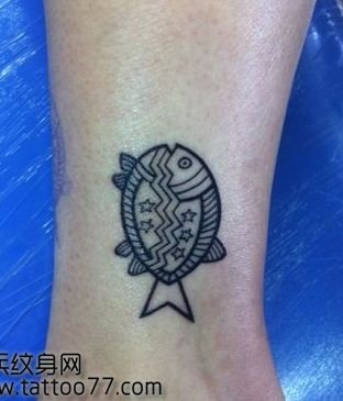 腿部可爱的图腾鱼纹身图片