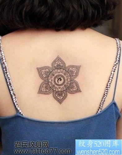 美女背部印度图腾纹身图片
