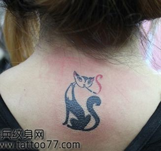 美女背部潮流可爱的图腾猫咪纹身图片
