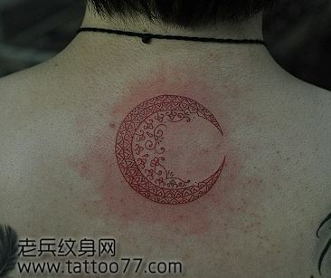 精美的月亮藤蔓纹身图片