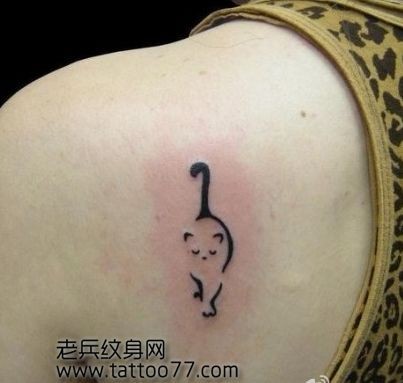 背部超可爱的图腾猫咪纹身图片