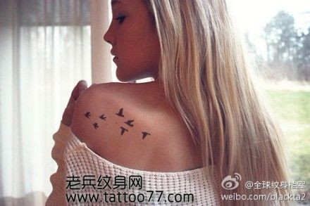 美女背部经典的图腾小鸟纹身图片