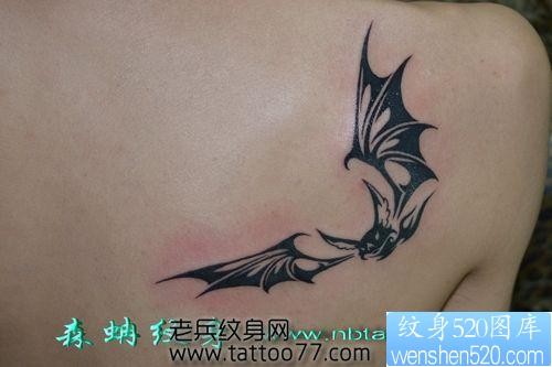 经典帅气的背部图腾蝙蝠纹身图片