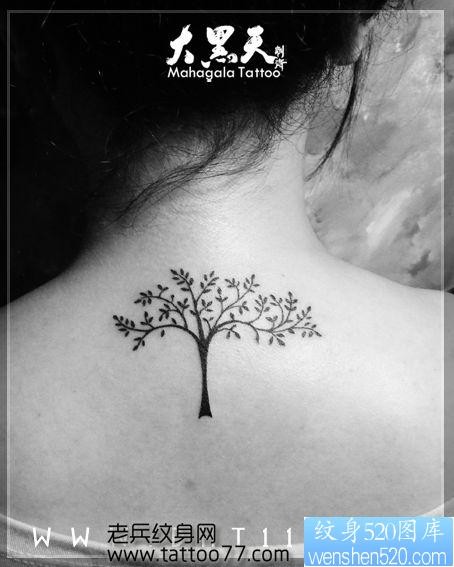 一幅女孩子颈部图腾树纹身图片