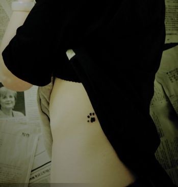 女孩子侧腰猫爪印纹身图片
