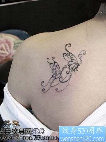 一幅美女肩部好看的图腾蝴蝶纹身图片