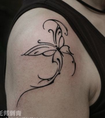 女孩子手臂好看流行的图腾蝴蝶纹身图片