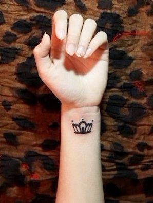 女人喜欢的手腕图腾皇冠纹身图片