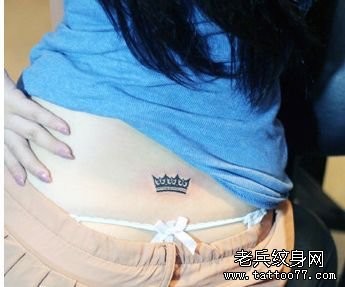 女孩子腰部一幅图腾皇冠纹身图片