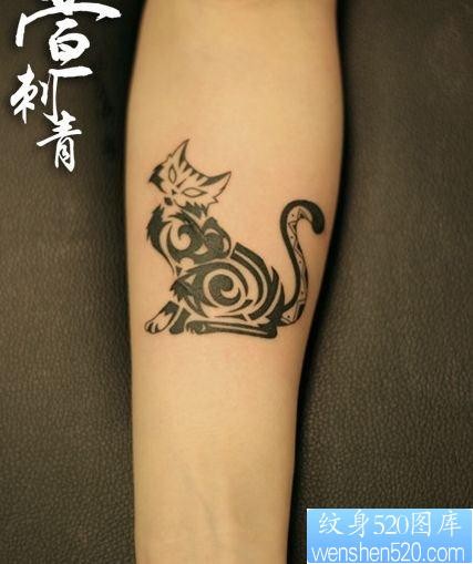 女人手臂一幅图腾狐狸纹身图片