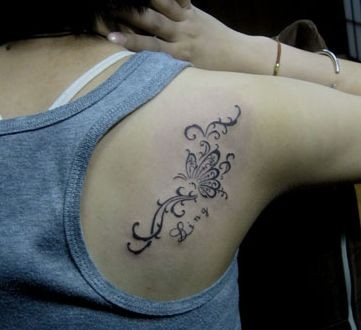 女人背部图腾蝴蝶藤蔓纹身图片