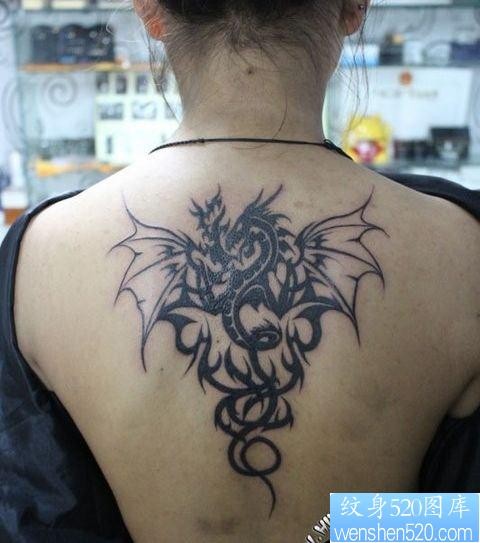 女人背部一幅霸气的图腾龙纹身图片