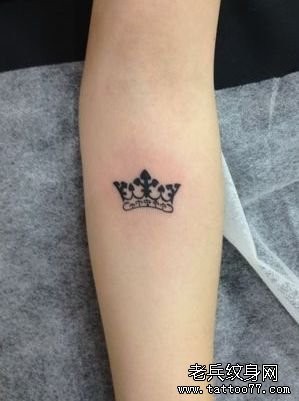 女人手臂一幅图腾皇冠纹身图片