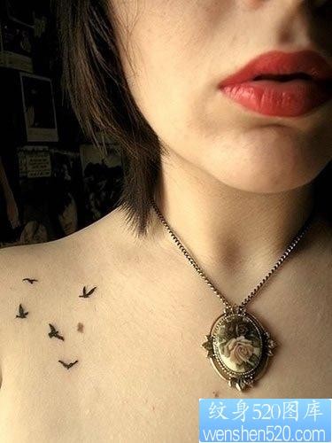 美女肩膀处图腾小鸟纹身图片