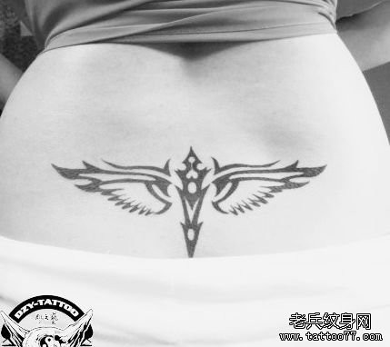 女孩子腰部潮流流行的图腾翅膀纹身图片