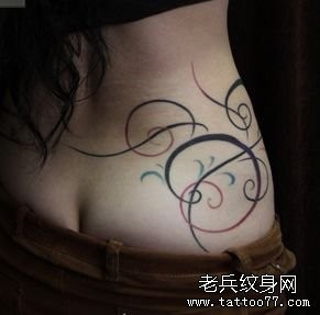 美女腰部精美好看的图腾藤蔓纹身图片