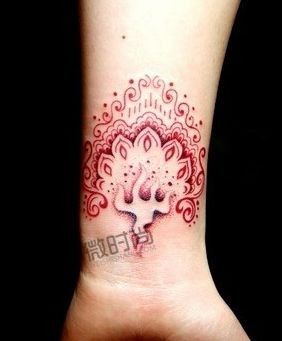 女孩子手臂印度风格图腾纹身图片