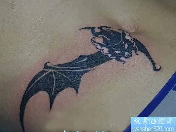 男孩子腹部一幅图腾蝙蝠纹身图片