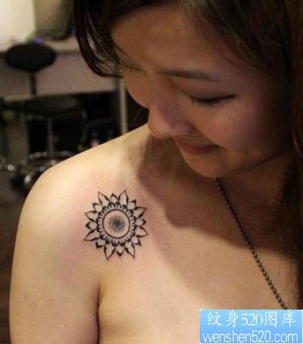 女人肩膀处精美的图腾太阳纹身图片