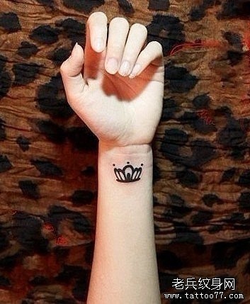 女孩子手臂潮流流行的图腾皇冠纹身图片