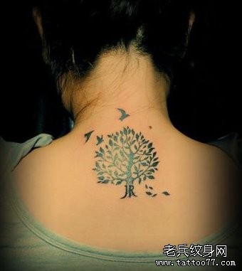 女人颈部流行的图腾小树与小鸟纹身图片