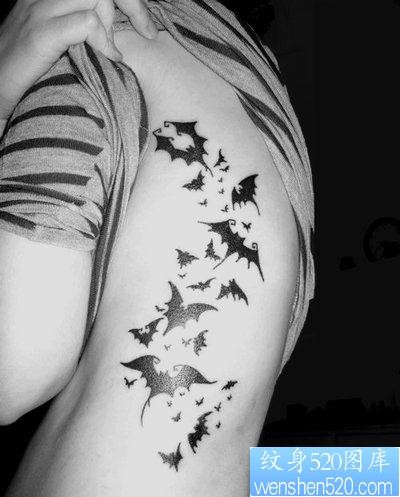 女人腰部帅气的图腾蝙蝠纹身图片