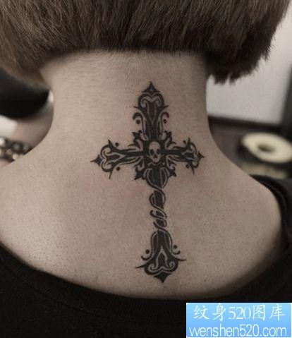 女孩子颈部图腾十字架纹身图片