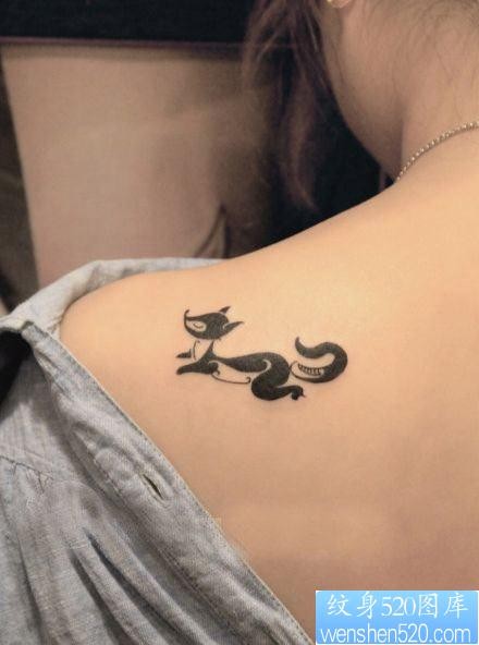 一幅女人肩部图腾狐狸纹身图片